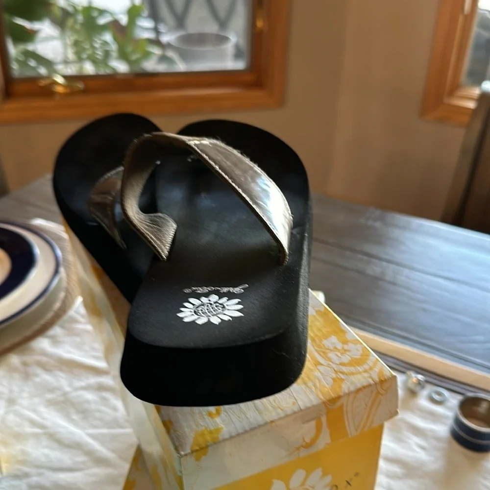 Yellow box Hugo bronze flip-flops size 8.5 - Picture 6 of 8